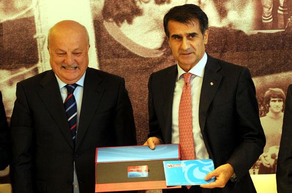 Trabzonspor ile sözleşme imzalayan Teknik Direktör Şenol Güneş, hedefindeki Trabzonspor'u anlattı. Camiaya ve taraftarlara birlik beraberlik mesajı veren Güneş, Fatih Tekke'nin takıma geri kazandırılmasına nasıl baktığını da açıkladı.