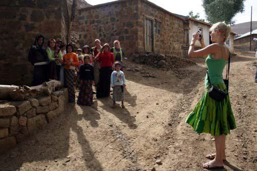 AB GENCLIK PROGRAMLARI ULUSLARARASI GENCLIK DEGISIM PROJESI KAPSAMINDA MUS'A GELEN 8 ULKEDEN 12 GENC, MERKEZE BAGLI YUKARI YONGALI KOYUNU ZIYARET ETMISTI. OGRENCILER, KOY ZIYARETINDE BOL BOL FOTOGRAF CEKMISTI. (MIKAIL GOKARSLAN)