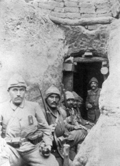 Cephede bekleyen askerlerimiz.