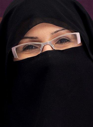Suudi Arabistan'da kadınlar arasında İffet Güzeli yarışması düzenleniyor. Yarışmayı organize edenler arasında, ülkedeki kadınlar arasında dini bilgisi nedeniyle takdir edilen Khadra al Mubarak bulunuyor.