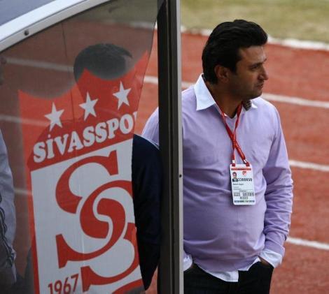 Ankaraspor beraberliği ile zirve yolunda büyük avantaj yitiren Sivasspor'da Bülent Uygun, kulubeyi tekmeledi maç sonunda hakemleri tartakladı.