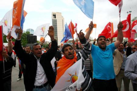 Seçim sonuçlarının açıklanmasıyla beraber dünya ajansları ilk sonuçları flaş geçti. Ajanslar Ak Parti'nin 3. defa tek başına iktidara gelmek üzere olduğuna dikkat çekti.