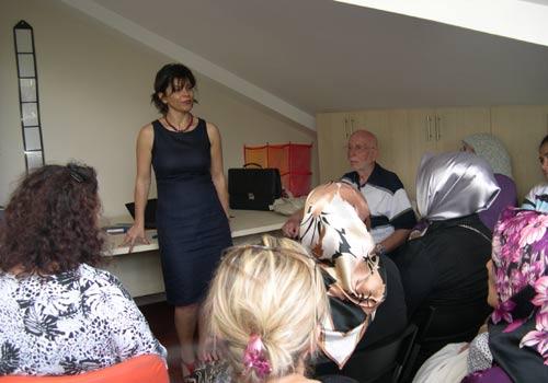 Aileler Seminerdeyken çocuklara da çam ağacı hediye edildi
Sarıyer Zencefil Özel Eğitim ve Rehabilitasyon Merkezinde engelli birey ailelerine yönelik düzenlenen Aile İçi İletişim konulu seminere aileleriyle birlikte çocuklar da katıldı. Merkezde her özel çocuk için yetiştirilen çam ağaçları seminerde sahiplerine teslim edildi. Bu şekilde özel çocuklar çam ağaçlarının bakımından ve büyümesinden mesul tutuldular.