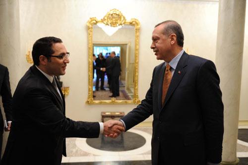 BASBAKAN ERDOGAN, BASBAKANLIK RESMI KONUTU'NDA BASIN YAYIN KURULUSLARININ SAHIPLERI VE GENEL YAYIN YONETMENLERIYLE BIR ARAYA GELDI. TOPLANTIYA BUGUN GAZETESI GENEL YAYIN YONETMENI ERHAN BASYURT DA KATILDI.