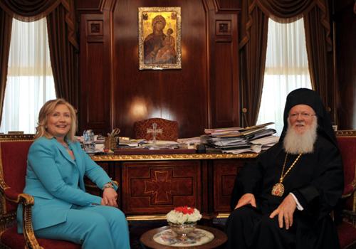 Çeşitli temaslarda bulunmak üzere İstanbul'a gelen ABD Dışişleri Bakanı Hillary Clinton, Fener Rum Patriği Bartholomeos'u ziyaret etti.