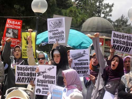 TOKAD ve Özgür Eğitim-Sen'in Yasakçı Eğitime Hayır! eyleminde, ÖSSdeki başörtüsü yasağı ve katsayı adaletsizliği kınandı, eğitimi okul duvarlarına hapseden anlayışa itiraz edildi.