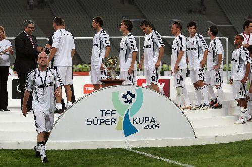 Futbol Federasyonu tarafından bu yıl 4. kez düzenlenen TFF Süper Kupa'yı, Beşiktaş'ı 2-0 yenen Fenerbahçe kazandı. Goller Alex'den geldi...