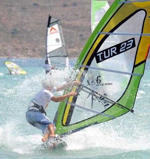 Türkiye Yelken Federasyonu'nun (TYF) o organize ettiği Windsurf Türkiye Şampiyonası'na 2. ayağı Alaçatı'da sürüyor.