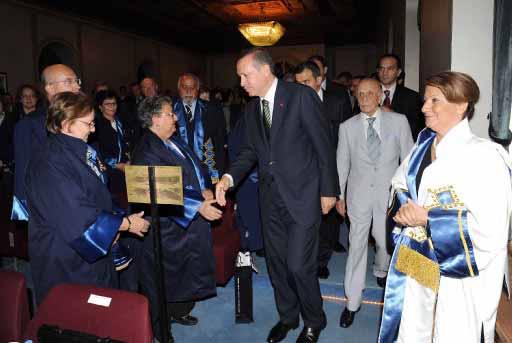 Başbakan Recep Tayyip Erdoğan Marmara Üniversitesi Eğitim Öğretim yılı açılışında Marmara Üniversitesi'nde okurken hocası olan Orhan Oğuz'un elini öptü.