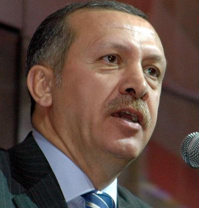 <p><strong>Başbakan Recep Tayyip Erdoğan</strong>'ın, sanat&ccedil;ı İbrahim Tatlıses ile ilgili gerekenin yapılması talimatı verdiği &ouml;ğrenildi. Edinilen bilgiye g&ouml;re Erdoğan, silahlı saldırıya uğrayan ve Maslak Acıbadem Hastanesi'nde tedavi g&ouml;ren İbrahim Tatlıses'in sağlık durumu ile ilgili hastane yetkililerinden bilgi aldı. Erdoğan'ın, Tatlıses'in sağlığına kavuşturulması i&ccedil;in gerekenin yapılması talimatı verdiği kaydedildi.</p>