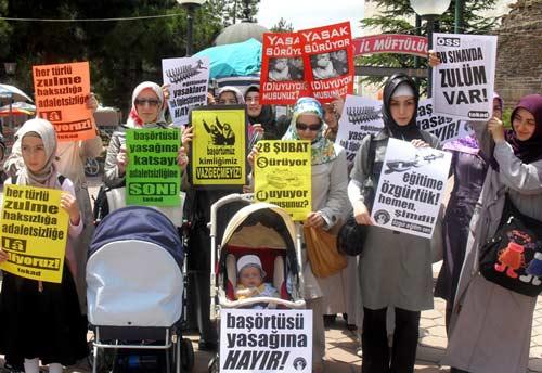 TOKAD ve Özgür Eğitim-Sen'in Yasakçı Eğitime Hayır! eyleminde, ÖSSdeki başörtüsü yasağı ve katsayı adaletsizliği kınandı, eğitimi okul duvarlarına hapseden anlayışa itiraz edildi.