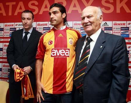 Galatasaray Kulübü, Bursasporlu futbolcu Mustafa Sarp ile resmi sözleşme imzaladı.