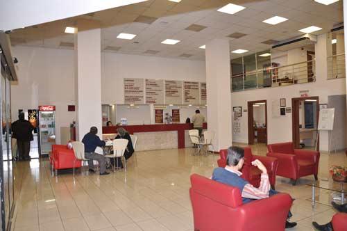6- Evimize en yakın hastane özel ve SGK ile sözleşmesi yok. Buraya kalp krizi şikayetiyle kaldırıldım, para ödemem gerekecek mi?
Burada biraz farklı bir prosedür işleyecek ancak sonuçta cebinizden para çıkmamış olacak. Şöyle ki, öncelikle tedavinizin bedeli hasta adına faturalandırılacak. Eğer üzerinizde para varsa bunu ödeyip daha sonra SGK'dan alabileceksiniz. Ancak üzerinizde para yoksa yazılı bir muvafakat verip paranın SGK'dan direk hastaneye verilmesini de talep edebilirsiniz. SGK incelemesini yaptıktan sonra belirlenen tutarı özel hastaneye ödeyecek. Hastadan veya SGK'dan ayrıca ilave ücret istenmeyecek.