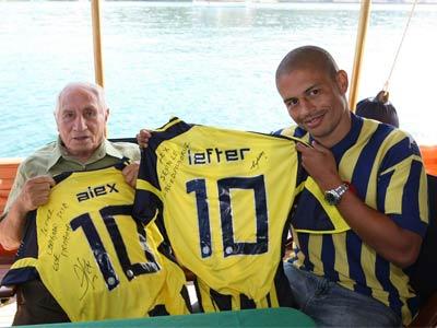 Fenerbahçe'nin 10 numaralı kaptanı Alex futbolun ''Ordinaryüs'' lakaplı büyük üstadı Lefter Küçükandonyadis Büyükada'da buluştu. Tarihi buluşmada ikili, karşılıklı iltifatları birbirlerinden esirgemezken ve Fenerbahçe ağırlıklı sohbet etti.