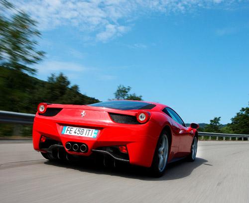 Ferrarinin yenilikçi V8 motoru dikkat çeken 458 Italia modeli, Fifth Gear ekibi tarafından Yılın Hızlı Otomobili ödülüne layık görüldü