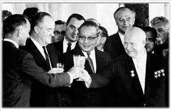 Moskovada 5 Ağustos 1963te çekilen bu fotoğrafta, sağ taraftaki Sovyetler Birliği Başbakanı Nikita Kruşçev, Sınırlı Deneme Yasağı Antlaşmasının imzalanması şerefine kadeh kaldırıyor. Antlaşmayla yer altında yapılanlar hariç bütün nükleer denemeler yasaklanmış ve böylece nükleer silahlanma yarışının yavaşlatılması hedeflenmişti. Antlaşma ABD, İngiltere ve Rusyanın temsilcileri tarafından imzalanmıştı.