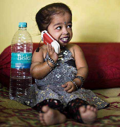 Jyoti Amge 15 yaşında bir kız çocuğu. Hindistanın Nagpur kentinde ailesiyle yaşıyor. Onu yaşıtlarından ayıran bir fark var: En ufak insan o: Boyu 35 santim, ağırlığı taş kadar!