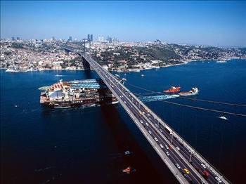 <p>İSTANBUL: MÖ. 658 yılında Megara kralı Byzas tarafından kurulduğundan bu şehre kurucusundan dolayı Bizantion adı verilmiştir. Roma imparatoro Marcus Avrelius döneminde imparatorun manevi babasının adıyla “Antion” olarak anıldı. Bizans İmparatoru Konstantin bu şehri yeniden kurunca buraya kendi adını verdi. Şehre “Konstantin veya Konstanpolis” adı verildi. Araplar “Kostantiniye, Romalılar Konstantinopolis” demişlerdir. Daha sonra bu ismin kısaltılmış şekli olan “Stin-polis” deyimi kullanıldı. İşte İstanbul bu “Stin-Polis” şehrinden türetildi. Türkler burayı alınca Müslüman şehir anlamında “İslambol” adını verdiler. Fakat daha sonra İstanbul olarak değiştirildi.</p>