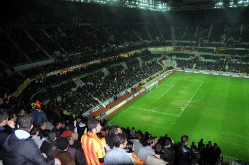 Kadir Has'ta oynanan ilk maçta F.Bahçe 10 kişi tamamladığı maçta Kayseri'yi mağlup ederek zirve ile puan farkını 3'e indirdi.