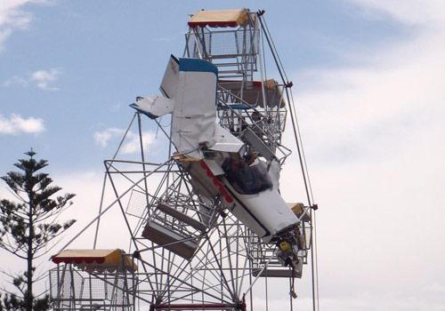 Avustralya'da görenleri hayrete düşüren bir olay yaşandı. Taree kentinde bir lunaparkta hareket halinde olan dönme dolaba uçak çarptı. Şans eseri kaza sonrasında ölen yada yaralanan olmadı.