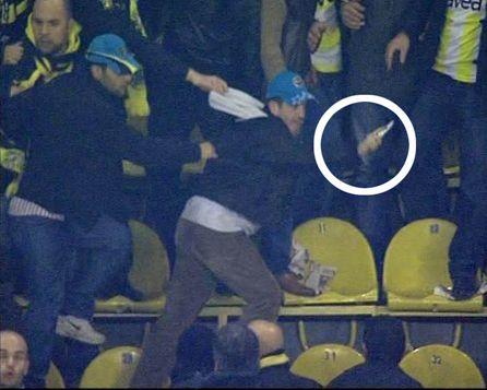 F.Bahçe, Sivasspor ile yaptıkları maçta, tribünde çıkan kavgada iki kişiyi bıçaklayan şahsın, güvenlik kameraları fotoğraflarını yayınladı. Kulüpten şok bir açıklama daha geldi.