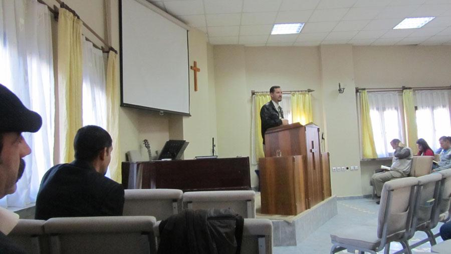 Kilisedeki derse katılıp, rahibin İncil’i anlatmasını dinledik. Ortak noktalar akabinde şirke bulaşarak dejenere olan bir hak dinin insan elinde ne hale geldiğini g&ouml;steriyor. Ne mutlu Rabb tarafından korunan hak din İslam mensuplarına.