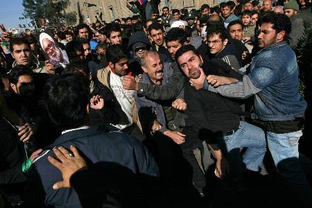 İran'da muhalif dini lider Muntazari'nin cenaze töreni yönetimi protesto eylemlerine dönüştü. On binlerce kişinin katıldığı cenaze töreninin ardından polisle reformcular arasında çatışma çıktığını belirtiliyor.