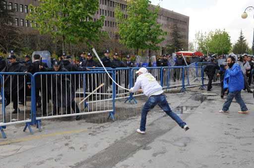 Ankara'daki 1 Mayıs kutlamalarının yapılacağı Sıhhiye Meydanı'na girişlerdeki arama noktasında polis ile göstericiler arasında arbede çıktı. Polis olayları yatıştırmak için havaya ateş açtı.