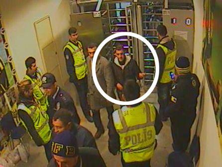 F.Bahçe, Sivasspor ile yaptıkları maçta, tribünde çıkan kavgada iki kişiyi bıçaklayan şahsın, güvenlik kameraları fotoğraflarını yayınladı. Kulüpten şok bir açıklama daha geldi.