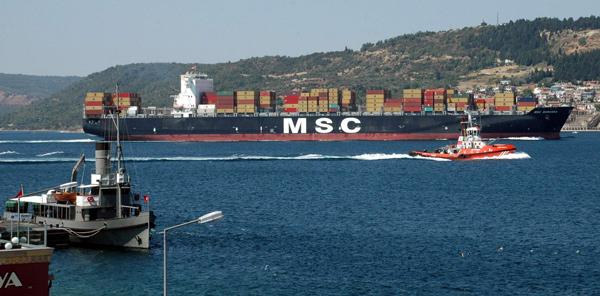 Çanakkale Boğazı 337 metre uzunluğundaki dev konteynır gemisinin geçişi sebebiyle 7 saat süreyle tek taraflı olarak deniz trafiğine kapatıldı.