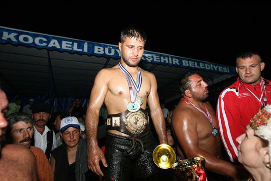 Kocaeli Büyükşehir Belediyesinin ilkini düzenlediği Sekapark Altın Kemer Yağlı Güreşlerinde 58i başpehlivan 567 pehlivan altın kemer için yarıştı.
