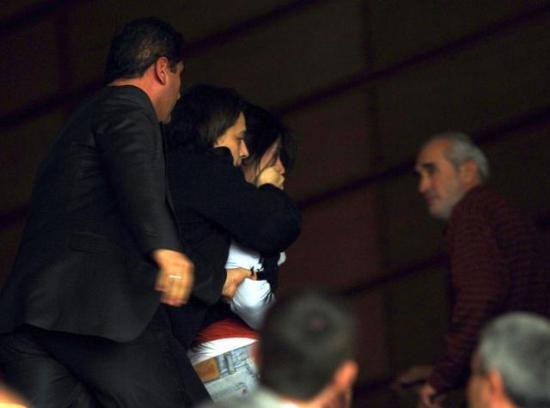 Demokrakik açılım görüşmelerinin yapıldığı TBMM Genel Kurulda, CHP lideri Baykal'ın konuşmasını tamamlamasının ardından izleyici localarında bulunan bazı kişiler slogan atarak eylem yapmaya kalkınca gözaltına alındı. Protestocular CHP'li vekille bağlantıl