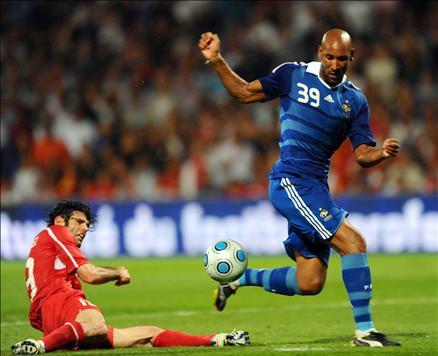 Türkiye hazırlık maçında Fransa ile karşılaştı. 10 kişi tamamladığımız maçta İbrahim Üzülmez'in kendisini sollayan Anelka'yı indirmesi sonucu kazanılan penaltıdan Benzema'nın golü skoru belirledi..