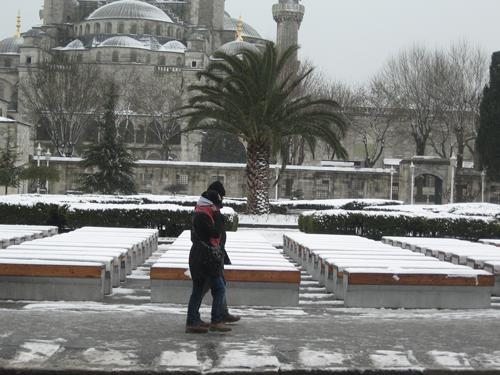 İstanbul’a gelen yerli ve yabancı turistlerin en &ccedil;ok g&ouml;rmek isteği Sultanahmet, karla birlikte daha bir g&uuml;zelleşti.