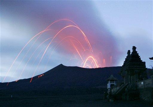 Endonezya'da Java adasının doğusunda bulunan Cemara Lawang köyündeki yanardağ patlamaya hazırlanıyor. Küller savrulan yanardağdan fışkıran ateş havafişek görüntüsünde.