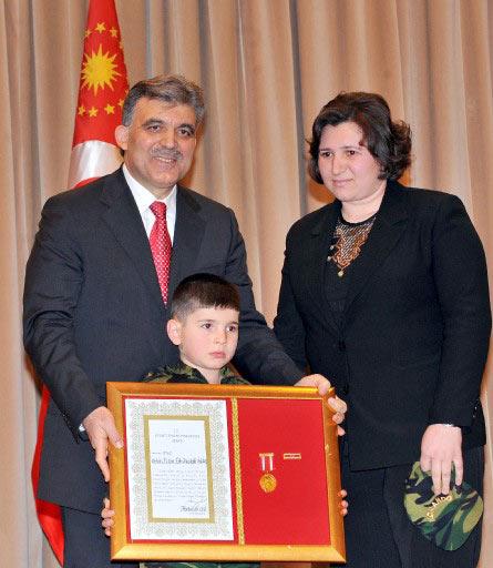 Cumhurbaşkanı Gül, 2007-2008 yıllarında TSK ve emniyet mensubu olarak görev yaparken şehit olanların yakınlarıyla malul ve gazi 61 kişiye Devlet Övünç Madalyası verdi.