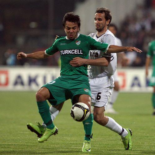 Sivas'ın puan kaybıyla liderlik şansı yakalayan Beşiktaş, evinde Bursaspor'a puan kaybetti. Müthiş geçen maçta 1 de kırmızı çıkarken takımlar golsüz eşitliği bozamadı.