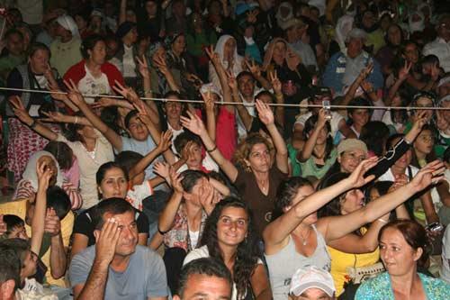 Bingöl - Karer Kültür Festivali bu sene ikinci kez gerçekleştirilecek. Bildik, tanıdık festivallerden oldukça farklı bir doğa ortamında yapılıyor bu festival...