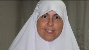 Zehra el Şatır: Üç çocuk annesi Zehra'yı en son 2008'in Mart ayında görmüştüm.
Okul yöneticisi olan Zehra, o zamanlar yasak olan Müslüman Kardeşler örgütünün üyesi olan babası ve kocasının bir gece baskınında tutuklanmasına tanık olmuştu.
Onların serbest bırakılması için mücadeleye kararlı, sürekli olarak hükümete dilekçe veriyor, basına çağrıda bulunuyordu.
Artık yakınları serbest olduğu için enerjisini eğitime adamış. "Bu devrimin en önemli yanı Mısırlı çocuklara umut ve özgürlük vermiş olması" diyor.
Çocukları farklı bir şekilde düşünmeye, farklı projeler üretmeye, farklı değerlere inanmaya teşvik ettiğini söylüyor.