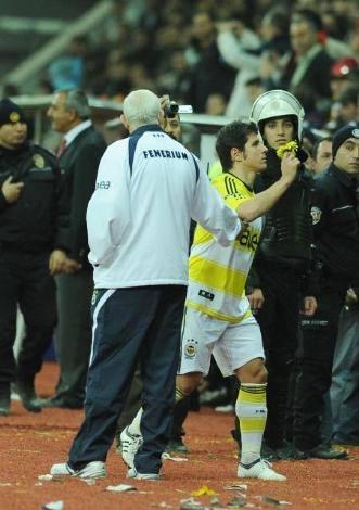 F.Bahçeli Emre Belözoğlu, sert müdahalesiyle karşılaştığı Kayserisporlu Cangeleye elini boğazına götürüp 'Göreceksin sen' mesajı yolladı. Milli kaptan, hocasının uzanan elini de sıkmadı.