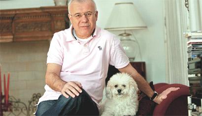 'AK Partiye oy verenlere göbeğini kaşıyanlar' tanımına karşılık Erdoğan'ın "sevgili köpekleri vardır, onlarla yatıp kalkarlar" dediği yazarlar köpekleriyle poz verip hikayelerini anlattı.