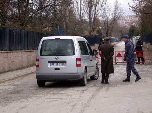 Devlet Bakanı ve Başbakan Yardımcısı Bülent Arınç'a yönelik suikast iddiaları sonrasında Ankara Seferberlik Tetkik Kurulu'ndaki 'kozmik oda' aramalarına tekrar başlandı.