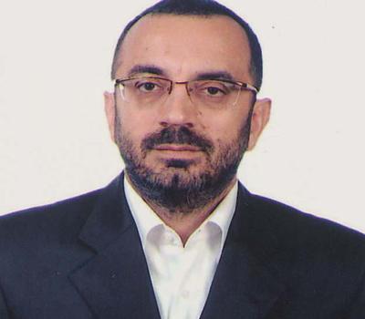 Özel sağlık sektörü çok ağır sorunlar yaşıyor<br>
<br><strong> DR. UĞUR BARAN / SAĞLIK HİZMETLERİ MESLEK KOMİTESİ: </strong> Özel sağlık sektörü 2011 yılında çok ağır sorunlar yaşıyor. Bu yıl kapasitemizi maksimuma çıkararak geçirdik ama 2012nin nasıl geçeceği konusunda bir fikrimiz yok. En ağır sorunlarımızdan biri, sektörde 2005 yılından beri uygulanan fiyatın değişmemiş olması. Yaklaşık 6 yıldır aynı fiyatla hatta düşürülmüş fiyatlarla hizmet vermeye çalışıyoruz ama maliyetler artarak devam ediyor. Şu anda özel sağlık sektörünün tamamına yakını devlete hizmet veriyor. Bir çeşit taşeron hizmeti vermeye çalışıyor. Devlete mahkum durumdayız. Üstelik kuralı da devlet koyuyor. Sosyal Güvenlik Kurumu (SGK) hizmeti bizden aldı ve SGK karşısında kamu kuruluşlarıyla rekabet halindeyiz. Siz cebinizdeki kartınızla devlet hastanesine giderseniz 5 lira, bana gelirseniz 12 lira katılım payı ödüyorsunuz. Odamız aracılığıyla bu konu Rekabet Kurumuna iletildi, ancak Bu bizi ilgilendirmiyor diye bir cevap geldi. Özel sektörün faaliyet gösterdiği binaların ciddi bir şekilde deprem riski var; binaların yenilenmesi gerekiyor. Kamu bizden birleşip büyümemizi istiyor. Devasa hastanelerle rekabete devam ediyoruz. Mevcut fiyat politikaları ve mali imkânlarla bu sorunların çözülebilmesi mümkün görülmüyor. Sektörde 200 bin insan istihdam ediyoruz. 7 yıl önce bir kişinin 1 yılda hekime gitme frekansı 1.2 iken, bugün 8in üzerine çıkmıştır. Sağlık sektörüne bir kalite algısı gelmiştir ve bu özel sektör sayesinde olmuştur. Kamu şu anda pek çok noktada bizi geçti ama bu motivasyonu getiren özel sektördür.
Türkiyede sağlık sektöründe harcanan para 60 milyar lira civarında ve bunun 6 milyar lirasından biz nasipleniyoruz. Ama hizmetin yüzde 30unu, bazı özellikli hizmetlerde ise yüzde 50sini veriyoruz. Bu bütçeyle veriyoruz. Peki, İstanbul Ticaret Odası zemini bu sorunların çözülmesi konusunda sisteme ne kadar katkı sağlıyor? Ben arzu ediyorum ki, Oda daha aktif rol alsın. Bizim alamadığımız randevuları Oda bir saatte alabiliyor. Bu çok önemli. Ben kendimi bu konuda ciddi bir özeleştiriye tabi tutuyorum. Herkesin bunu yapmasını bekliyorum. Filmin dörttü üçü bitti. Hiç olmazsa bundan sonraki bölümde bir aktivite yapalım diye umuyorum.