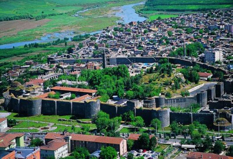 Onbinlerce yıldır ayakta duran kalkan balığı şeklindeki bu surların traji komik bir gerçeği var... Gelin beraber hem surları gezelim hem o hikayeyi anlatalım...