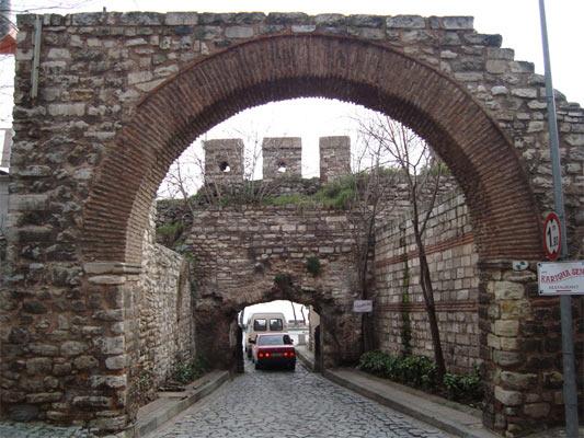 Kapıların İstanbul'u korumak dışında Osmanlı için ayrı bir önem arzettiğine dikkat çeken Yılmaz, herbir kapının sabah ezanı öncesi mehter eşliğinde açıldığını ve akşam namazı öncesi düzenlenen mehter eşliğinde kapatıldığını belirtti.
