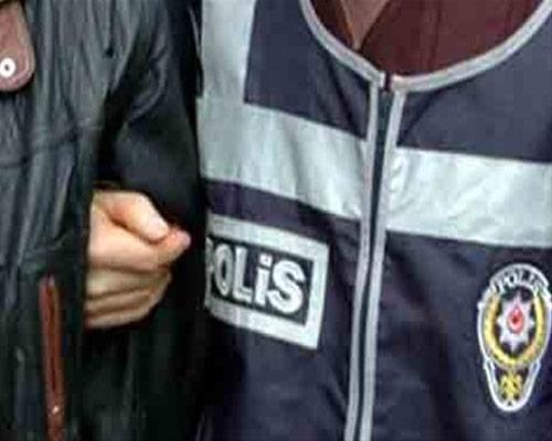 <p><strong><span style="color: #0000ff;">Hapı yutmak</span></strong></p>
<p>Bu deyim, "olumsuz ve kötü bir duruma düşmek" anlamında kullanılır.</p>
<p><strong><BR>OSMANLI SULTANI IV.</strong> Murat zamanında, halk sağlığı için içki, tütün ve afyon yani esrar kullanmak yasaklanmıştı. Görevliler tarafından sık sık denetimler yapılır ve yasağa uymayanlar cezasına katlanırdı.</p>
<p>Gelgelelim, zamanın Hekimbaşısı Emir Çelebi de afyon müptelâsı imiş ve bu durum padişahın da kulağına gitmiş. Âdeti üzere Hekimbaşı, entarisinin ceplerinde her vakit bir miktar afyon taşırmış. Sultan Murat ise Hekimbaşı da yasak tanımazsa, halk ne yapmaz," diyerek öfkelenmiş.</p>
<p>Bir zaman sonra Sultan Murat, Hekimbaşı Emir Çelebi ile satranç oynadığı bir sırada, "Cebinde ne varsa boşalt Çelebi!" diye emretmiş. Hekimbaşı, yakalandığını anlamış ama yapacak bir şeyi de yokmuş; cebindekileri bir bir çıkarmış. İçine afyon koyduğu küçük kutuyu da çıkarıp koyunca, biraz çekinerek, "Sultanım," demiş, "Bunun içindekiler, ıslâh edilip zararsız hâle getirilmiş afyondur, yani bir nevi ilaçtır. Sadece hap bunlar!.." demiş.</p>
<p>Sultan da, "Madem öyle zararsızdır; yut bakalım o hapları" diyerek tekrar emretmiş. Hekimbaşı, afyonların en keskininden olduğunu bile bile, tek tek yutmuş hapları. Sonra da, hizmetkârdan buzlu şerbet isteyip üstüne içmiş. Ancak çok geçmeden de teslim-i ruh ederek dünyasını değiştirmiş.</p>
<p>Hekimbaşı'nm başından geçen bu hadise çok anlatılmış elbette. Ve onun için "Hekimbaşı hapı yuttu" sözü dillerde dolaşmış. <BR><BR>Daha sonra da böyle kötü duruma düşenler için<strong> </strong>"hapı yuttu deyimi söylenir olmuş.</p>
