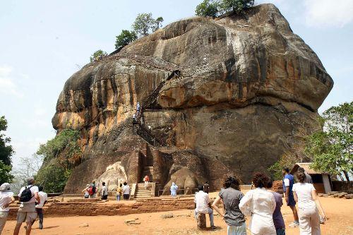 Garip ama gerçek! Sri Lanka'da yaban arıları, insanlarla savaşıyor. Tarihi kaleye bir haftada 3 saldırı yapan arılar 65 turisti hastanelik etti. Rehin turistleri asker ve polis kurtardı