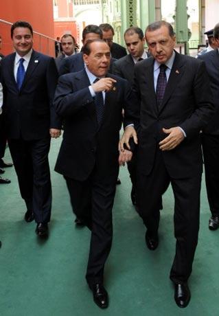BASBAKAN RECEP TAYYIP ERDOGAN, PARIS'TE DEVAM EDEN ''AKDENIZ ICIN BIRLIK'' ZIRVESINDE BAZI IKILI TEMASLARDA BULUNDU. BASBAKAN ERDOGAN, GRAND PALAIS'TE YAPILAN ZIRVEDE, ITALYA BASBAKANI SILVIO BERLUSCONI ILE GORUSTU.