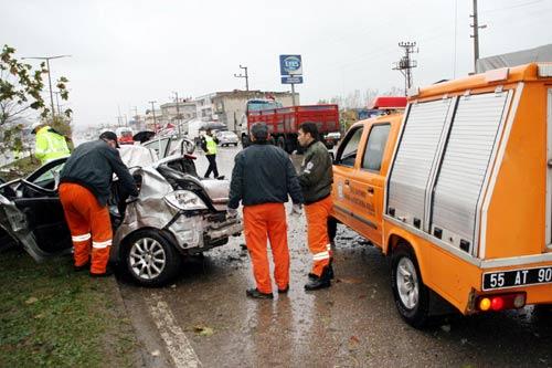 Yaralılar 112 Ambulans Servisi'nce Samsun Eğitim ve Araştırma Hastanesi'ne kaldırıldı. Hayatını kaybedenlerden biri otomobilin arka koltuğunda, diğeri ise refüjde dakikalarca savcının gelmesi için bekletildi. Ölen vatandaşların sağanak altında ıslanmasına dayanamayan polis memurları ise cesetlerin üzerlerine branda örttüler. Cesetler Tekkeköy İlçesi Aile Sağlığı Merkezi'ne götürüldü.