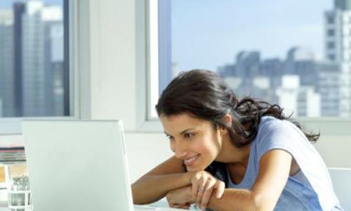 <b>Cemal Demir'in haberi</b>
<br><br>
Hepimiz biliyoruz ki internet bir başkasıymış gibi davranmaya çok müsait bir ortam. Birçok internet ortamında başkasıymış gibi davranmak aslında zararsız. Facebook avatarınızın gerçek boyunuzdan daha uzun boylu gözükmesinden kime ne? Ancak bir alan var ki orda gerçek kişiliğinizden farklı bilgiler gerçekten bir başkasına zarar verebilir: çöpçatan siteleri.
<br><br>
Araştırmalar, çöpçatan sitelerinde tanışan kişilerin büyük bölümünün karşı tarafa kendisiyle ilgili gerçek dışı bilgiler verdiğini gösteriyor. ABDde popüler çöpçatan sitelerinden biri olan OkCupid, Google verilerini kullanarak 1,5 milyon kullanıcısının verileri üzerinde yaptığı araştırmayla, online flörtte en çok söylenen 3 yalanı belirledi. <br><br>İşte onlar:
